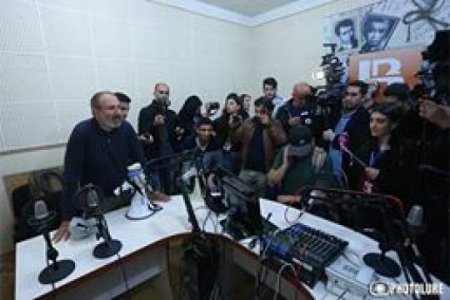 Müxalifət İctimai radionun ofisini ələ keçirdi - QARŞIDURMA
