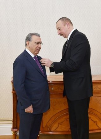 Prezident İlham Əliyev Ramiz Mehdiyevi "Şöhrət" ordeni ilə təltif edib - FOTOLAR