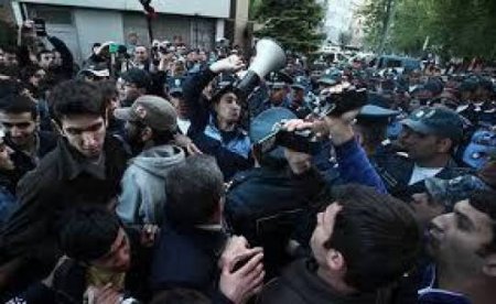 Yerevanda etirazlar davam edir: "polisin çağırışına məhəl qoyulmadı"