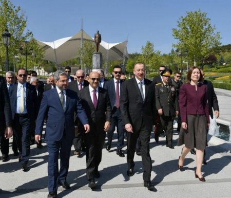 Prezident İlham Əliyev Ankarada Heydər Əliyevin abidəsini ziyarət edib