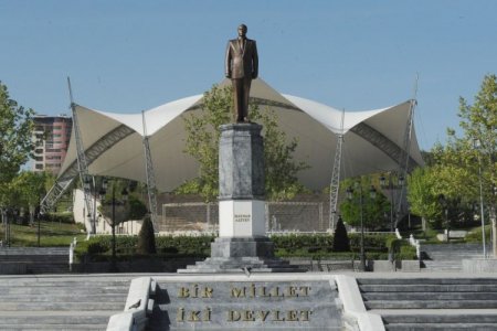 Prezident İlham Əliyev Ankarada Heydər Əliyevin abidəsini ziyarət edib