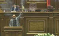 Ermənistan parlamentində Serj Sarkisyana qarşı məşəl şousu