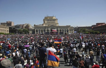 Ermənistanda həyat iflic oldu: Yollar bağlandı, tətil başladı