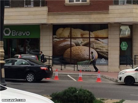 Bakıda vətəndaşın "Bravo" market qarşısında haqlı üsyanı - FOTOLAR