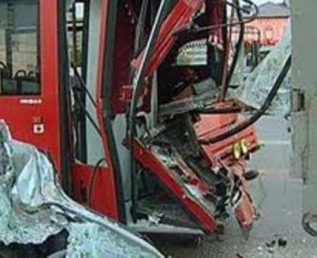 Bakıda “Shacman” sərnişin dolu avtobusa çırpıldı – VİDEO