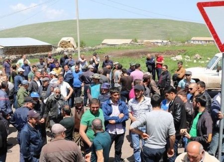 Erməni kəndçilər Sarkisyanın komandasına qarşı üsyana qalxdı