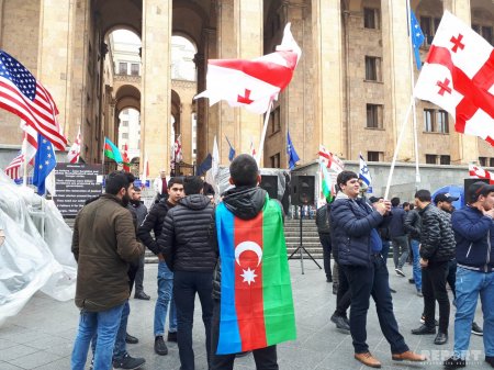 Gürcüstan parlamentinin qarşısında azərbaycanlıların və gürcülərin birgə aksiyası keçirilir - FOTO - YENİLƏNİB