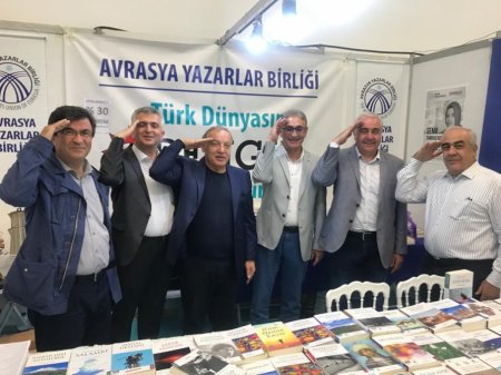 Ankarada kitab sərgi-yarmarkası kitabsevərləri bir araya gətirib
