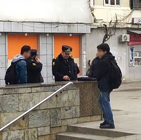 Bakı polisi siqaret çəkən uşaqlara qarşı hərəkətə keçdi