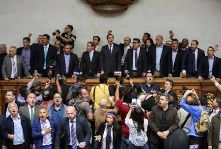 Venesuela müxalifəti parlament binasını ələ keçirdi, Quaydo and içdi – VİDEO