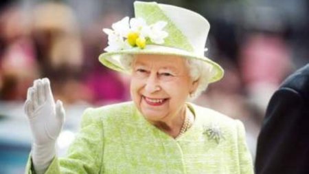Kraliça 93 yaşında yenidən sükan arxasına oturdu - Foto