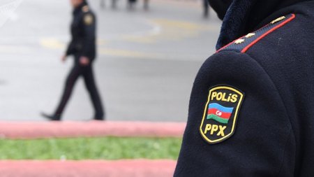 Pul alarkən görüntüsü yayılan polis əməkdaşı ölüb - RƏSMİ AÇIQLAMA