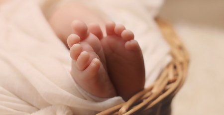 Yeni doğulan uşaq həkimin səhlənkarlığından ölüb - İddia