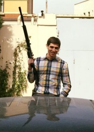 Gülər Əhmədovanın oğlunun silahla görüntüsü yayıldı - FOTO