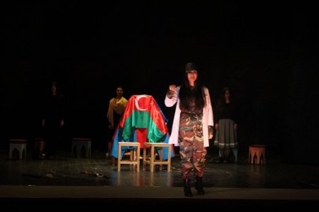 Lənkəran teatrında “Haqqın 44 günü” adlı tamaşaya ictimai baxış 