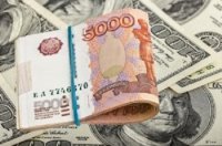 Valyutadəyişmə məntəqələrində dollar tapılmır, 1 dollar 66 rubla satılır