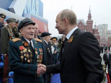 Putin veteranı cangüdənlərinin əlindən qurtardı – VİDEO