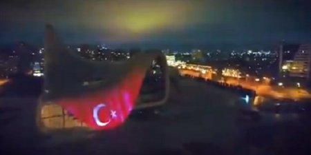Mövlud Çavuşoğlu Bakıda parlayan Türkiyə bayrağından yazdı - Video