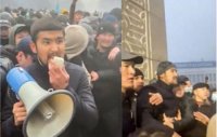 Tanınmış kriminal avtoritet Qazaxıstana uçdu, etirazçılar qarşısında çıxış etdi