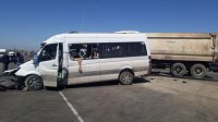 Ağstafada mikroavtobusla yük maşını toqquşub: Ölənlər və yaralananlar var - FOTO