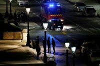 Fransa paytaxtında polis minik avtomobilinə atəş açıb: Ölənlər var
