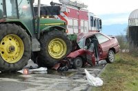 Traktor avtomobillə toqquşub: Ölən var